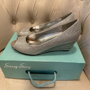 Sassy sexy silver peep toe wedge heels size 7